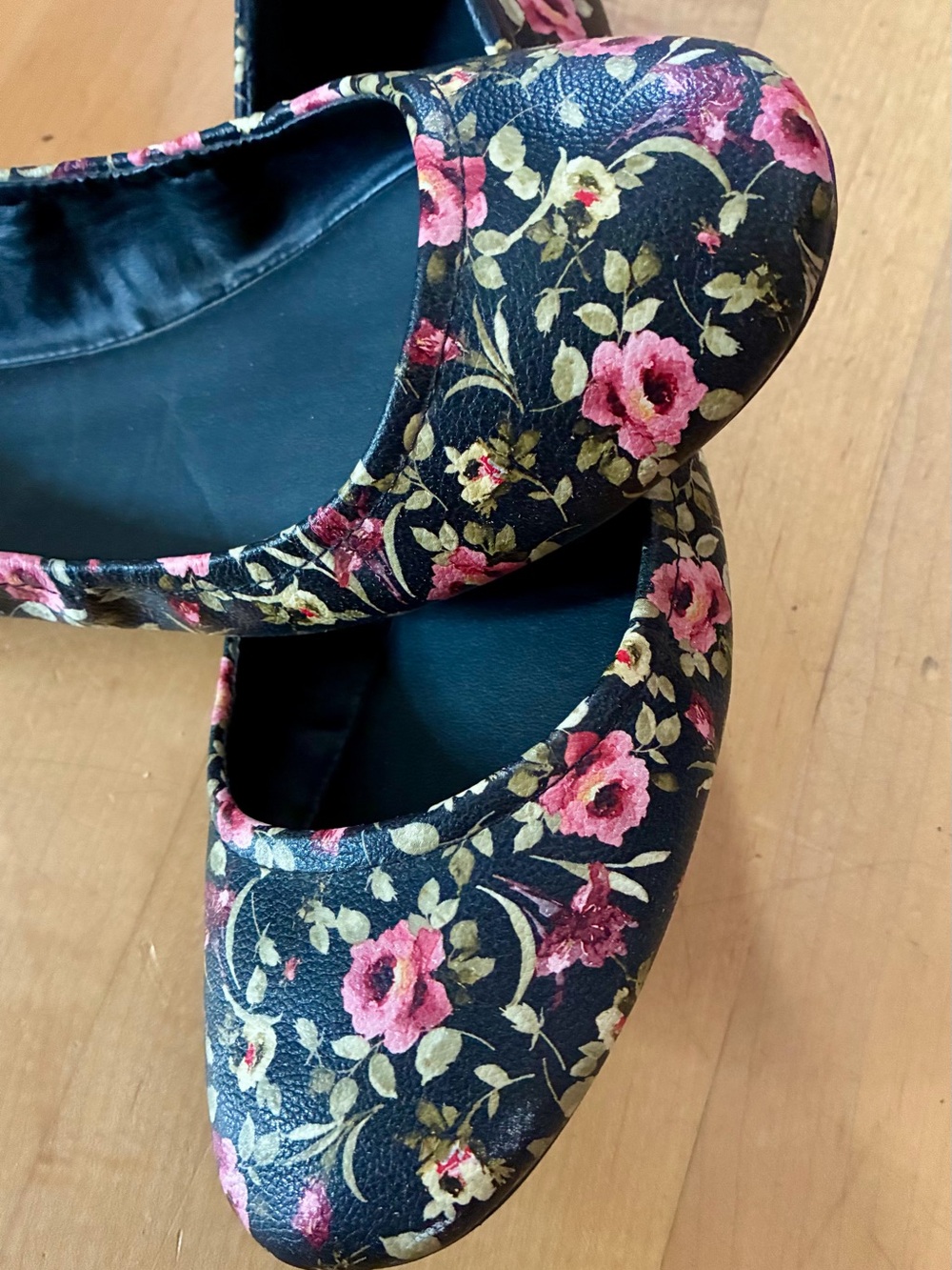 R2 Black Floral Pink Ballet Flats